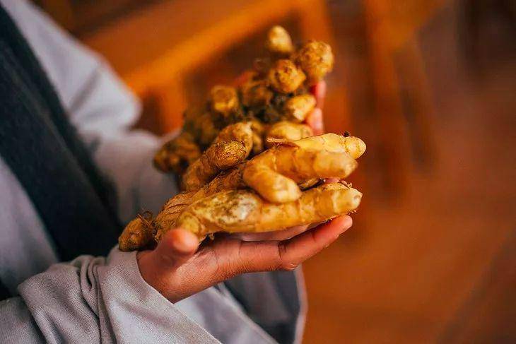 晨含一片来自曹山宝积寺师父手工炒制的盐姜暑夏防治空调病