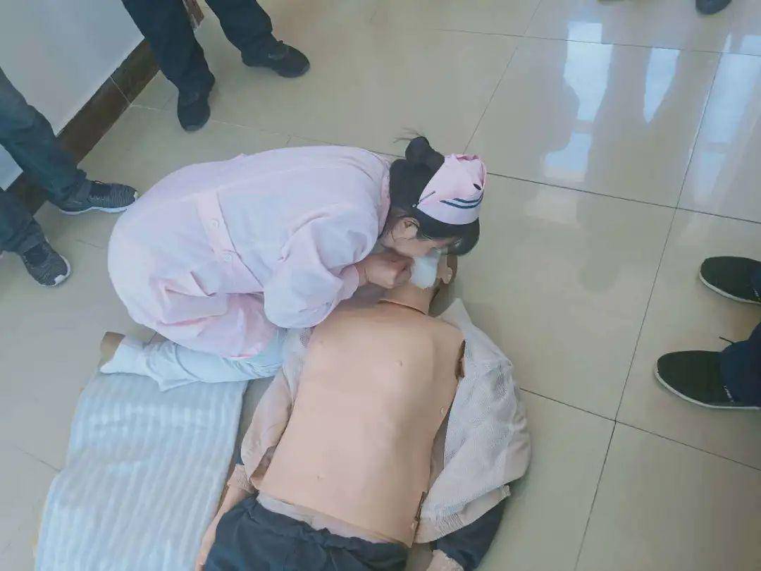 饶河农场医院与欣城电业局分享心脏胸外按压急救知识与技能