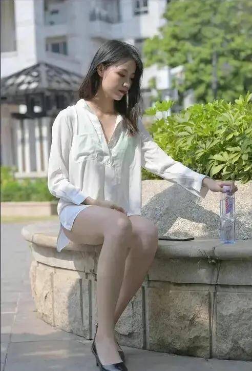 小姐姐没穿裤子就出来真大胆啊