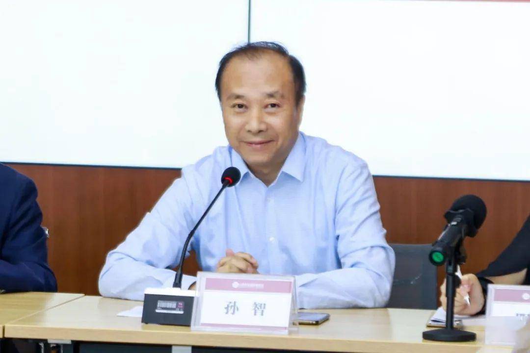 年第一批实习律师集中培训开班仪式在律所会议室举行,律所主任孙智