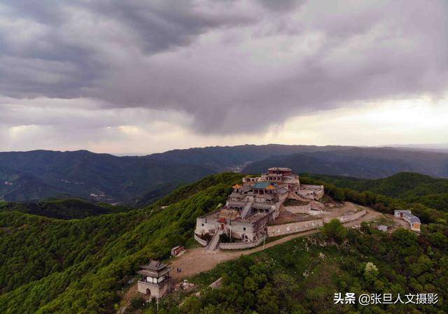 汾西縣地處黃土高原,有一座綠化很美的山,山頂上有一座古廟叫