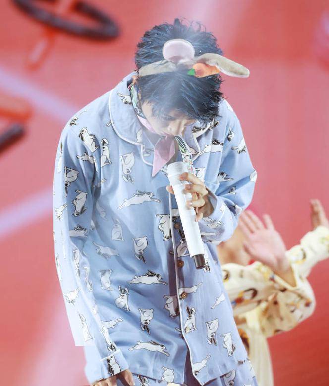 蓝头发的王俊凯兔兔发箍兔兔睡衣超可爱