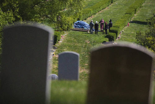 5月14日,在美国纽约布鲁克林一处墓地,人们参加葬礼特别应该警惕的是