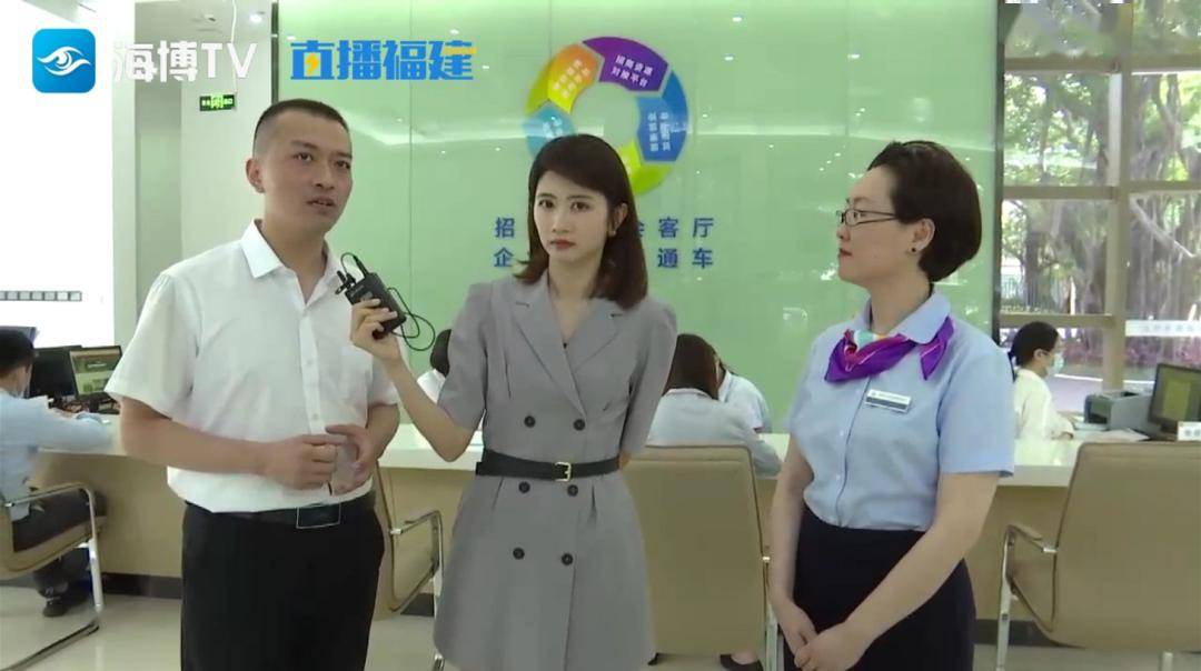 副区长郭挺(左一)带网友"云游"台江区行政服务中心台江区有关负责人