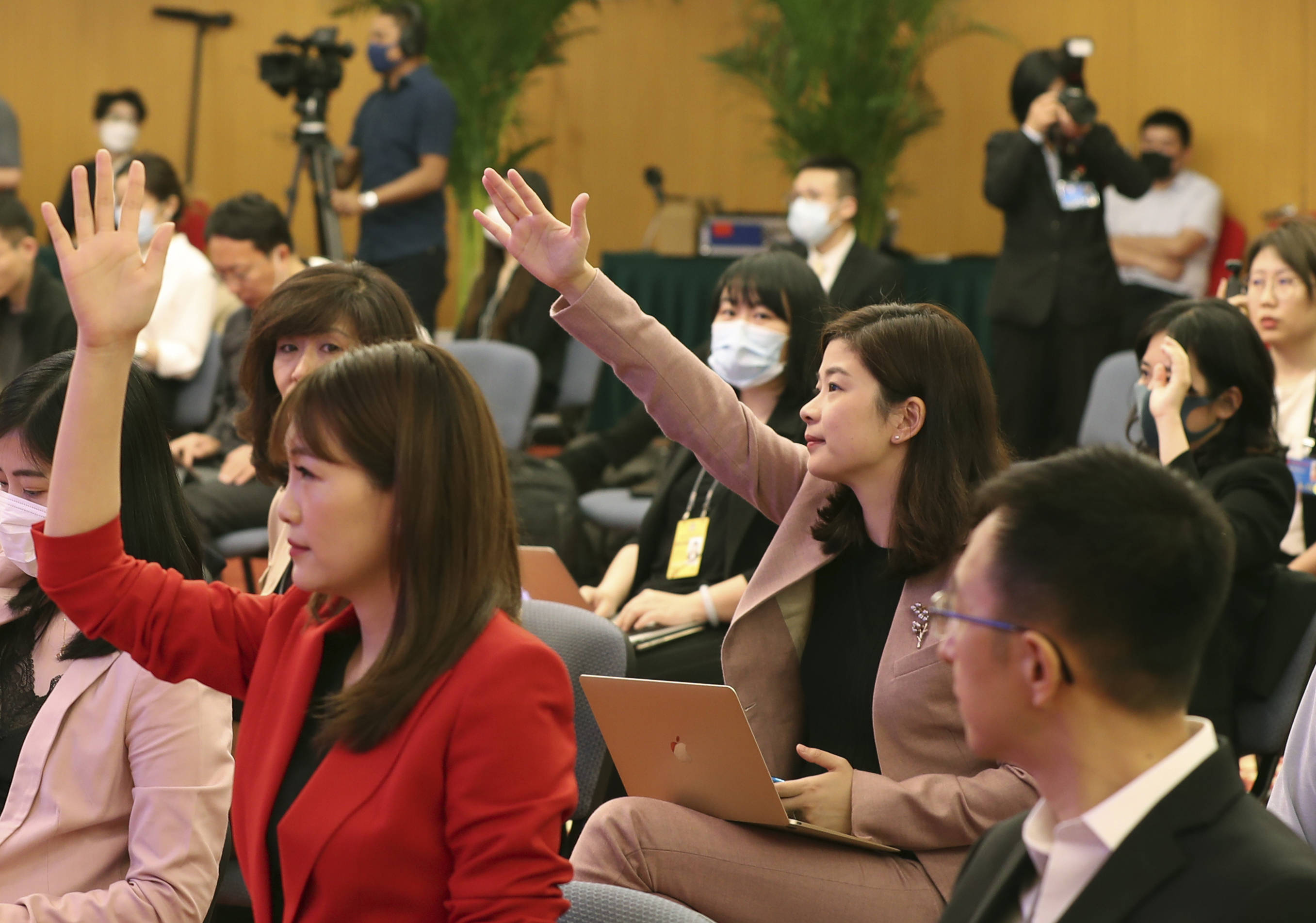 全国政协十三届三次会议举行新闻发布会