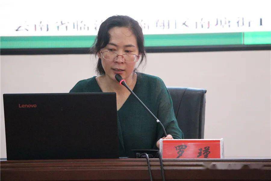 高庆文副校长向罗瑾主任医师颁发卫生健康副校长聘书.