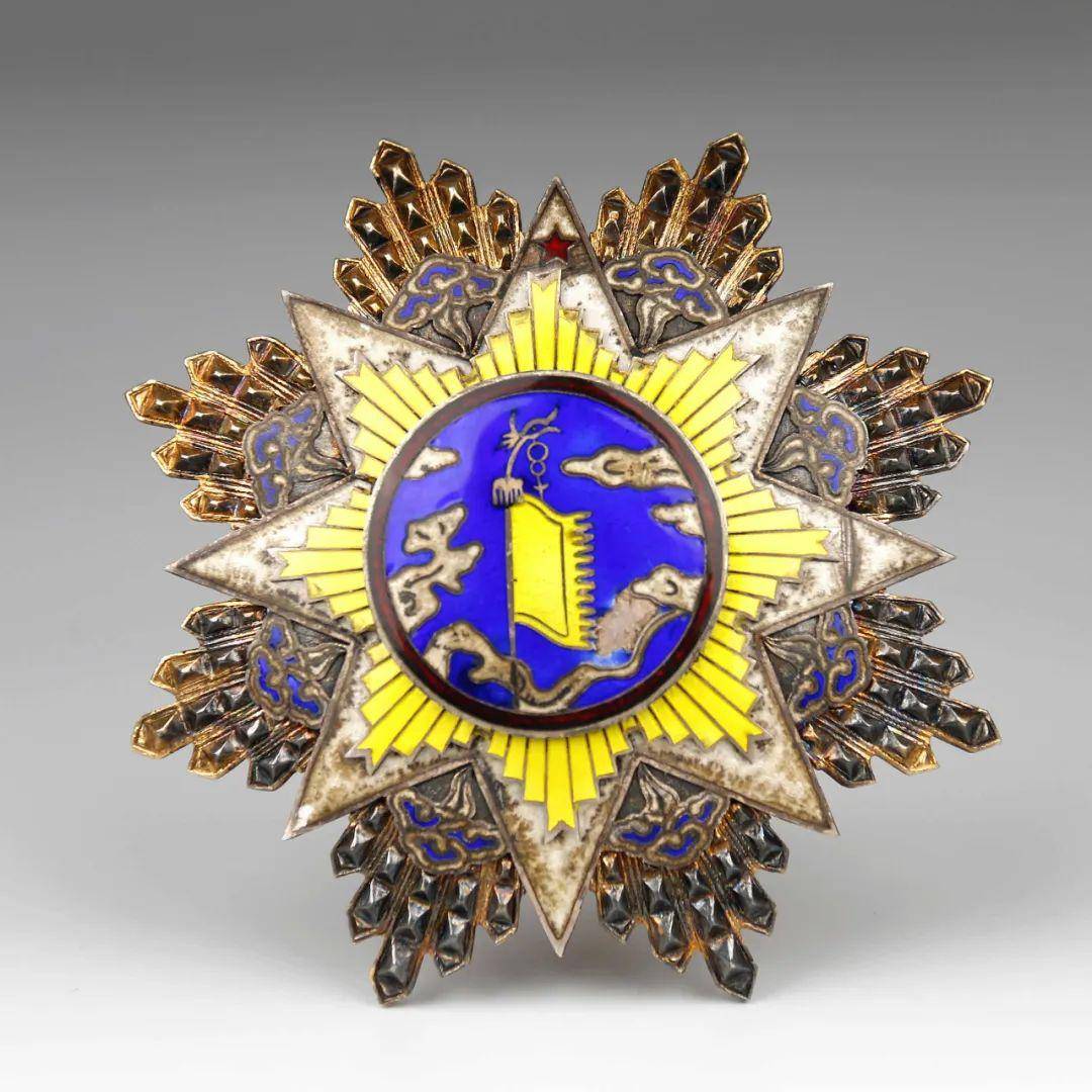 保留价 围观:111人 出价34次最高出价9800元 【 民国·三等云麾勋章】