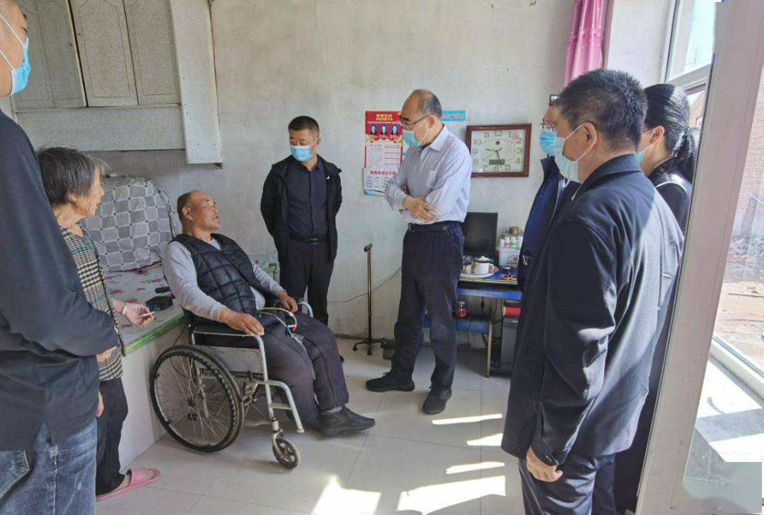 泰来县:县委书记李岩松实地调研脱贫攻坚工作