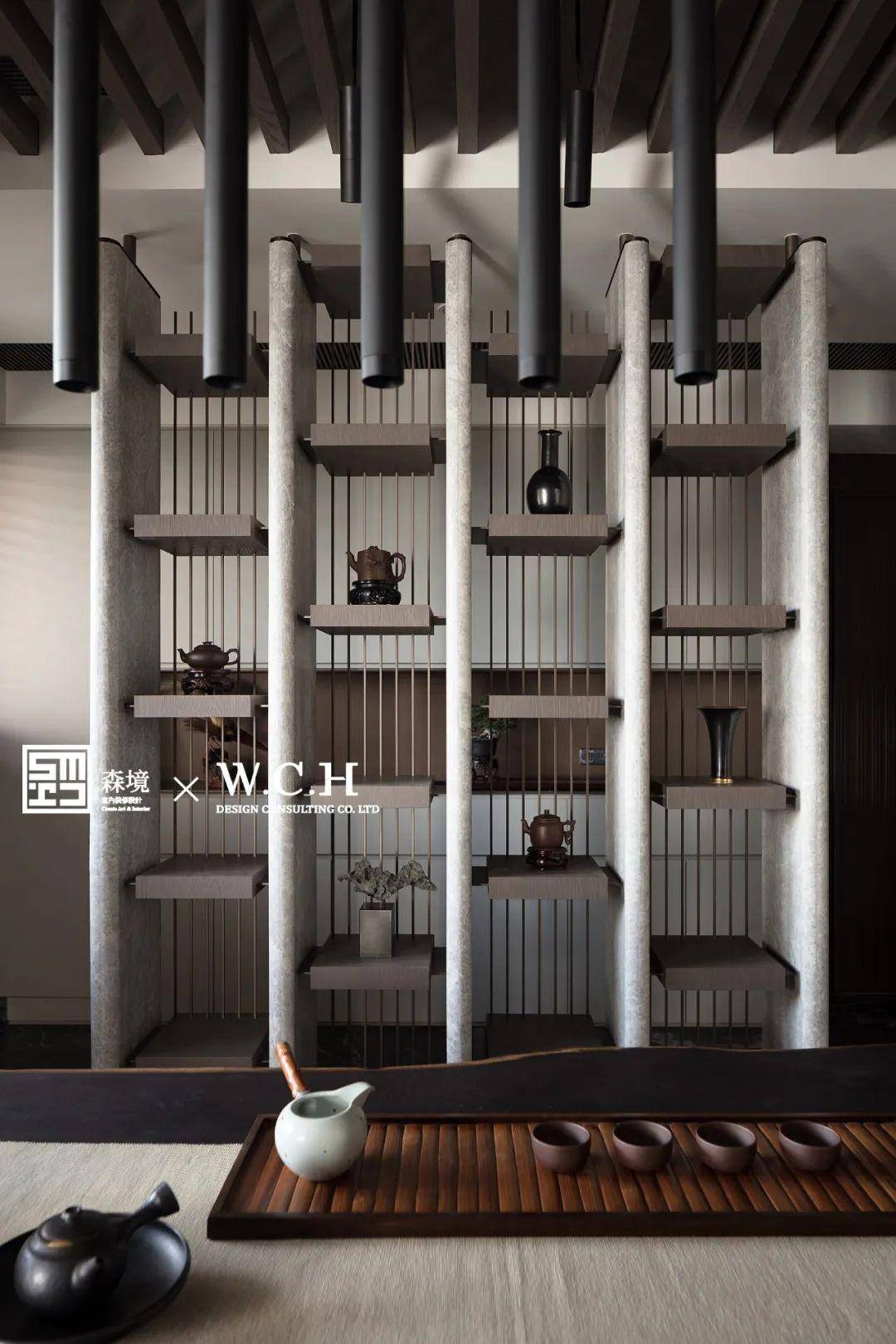 因地制宜隔断出若干生活区域,及博古架等多元化设计,利用格栅,高矮柜