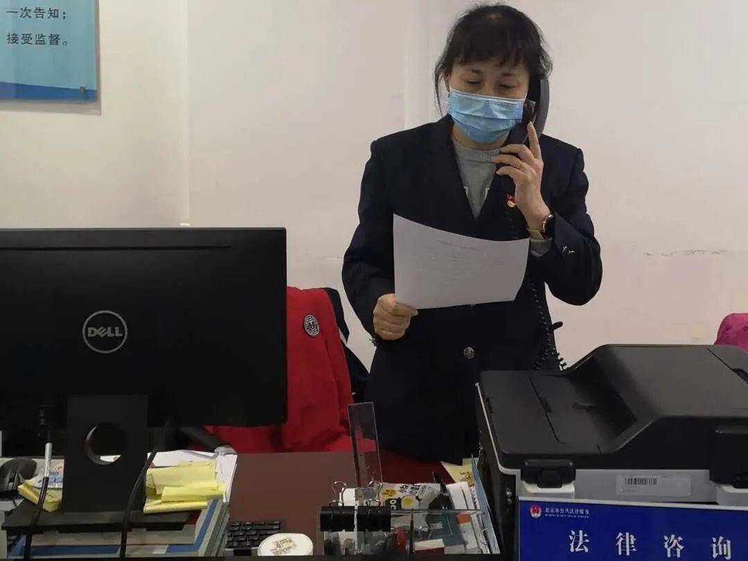 百泉司法所所长沈丽丽向群众宣传疫情防控相关法律知识司法局张艳波