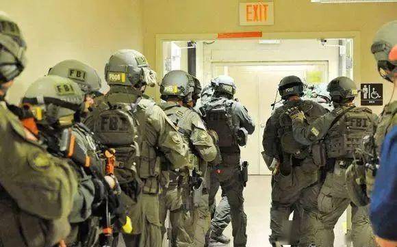 据美媒报道,当地时间20日,美国fbi探员突袭加利福尼亚州尔湾市一处