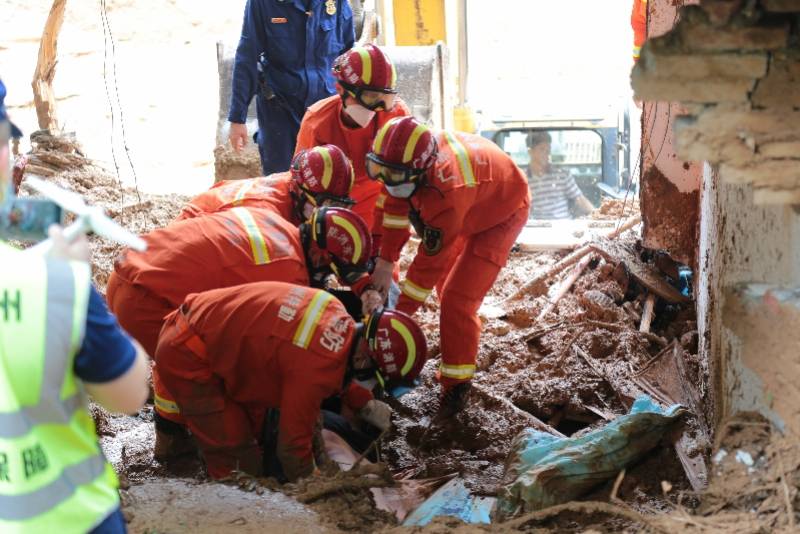 暴雨袭城,广州消防员连续救援10小时,整个手掌被泡皱了