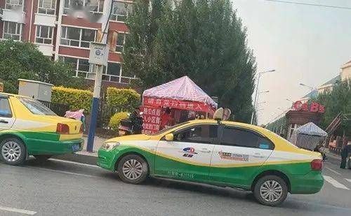 事粉[jd***]说:三百栋b区和c区路口常有出租车停这里等活儿,比较影响