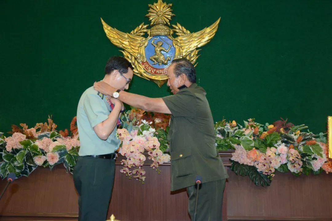 柬埔寨当局为中国援柬抗疫军医专家组授荣誉勋章