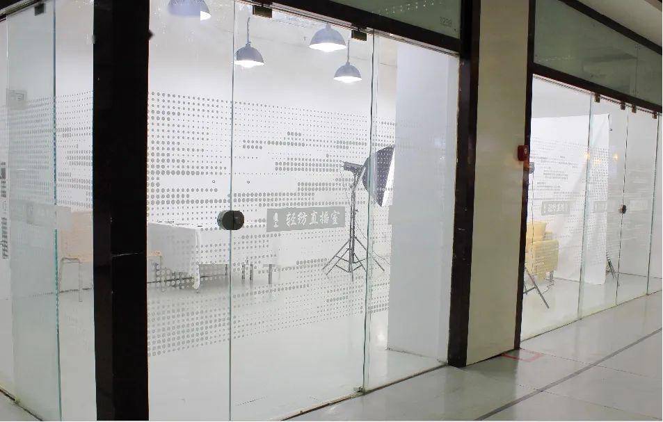 这家老牌市场,开出了ins风格"透明共享直播室"