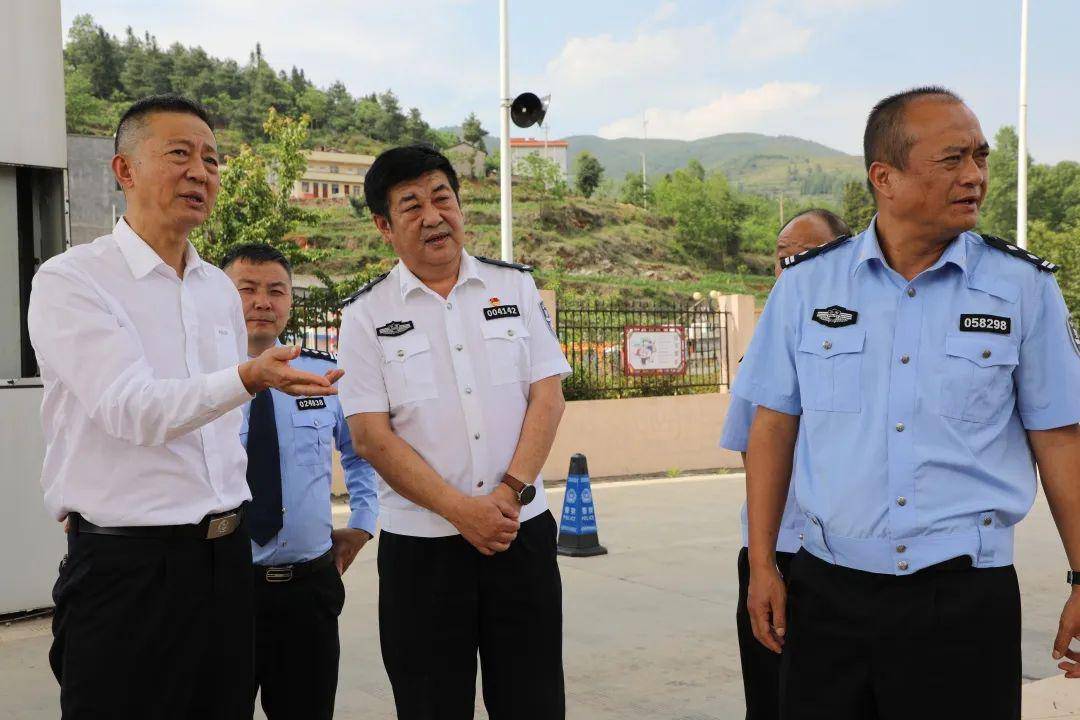 王方荣总队长深入曲靖督导检查道路交通管理工作