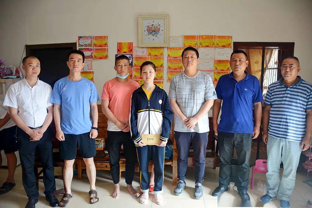 萍乡爱心企业家每年资助6000元直至大学毕业_邓德祥