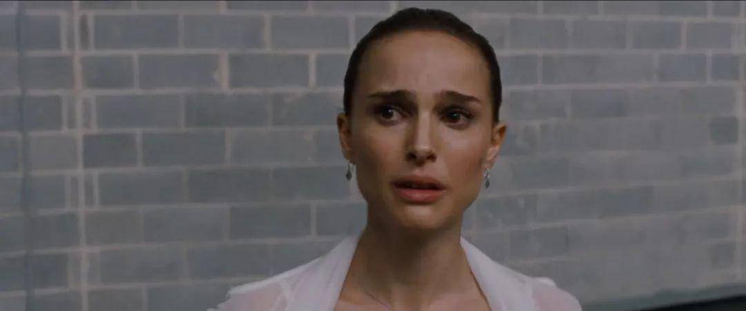 下面是电影《黑天鹅》中的两个画面.