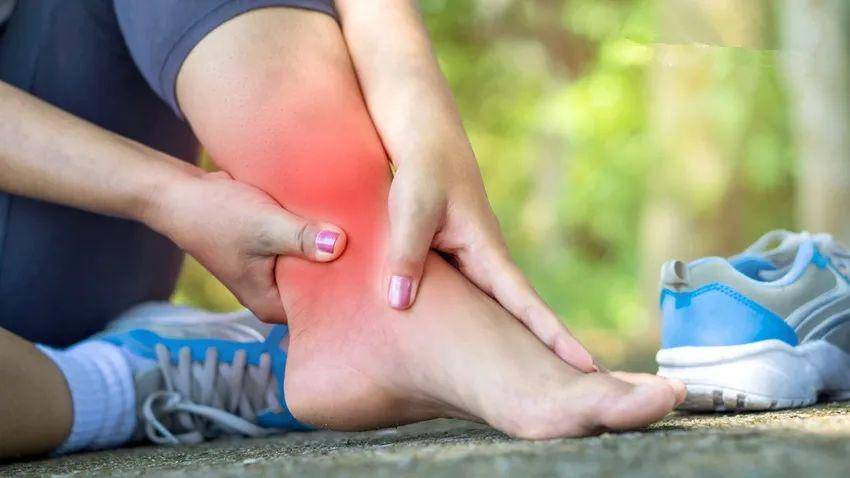 只要稍微地轻压,轻按到患处,便会引起很大的疼痛反应.