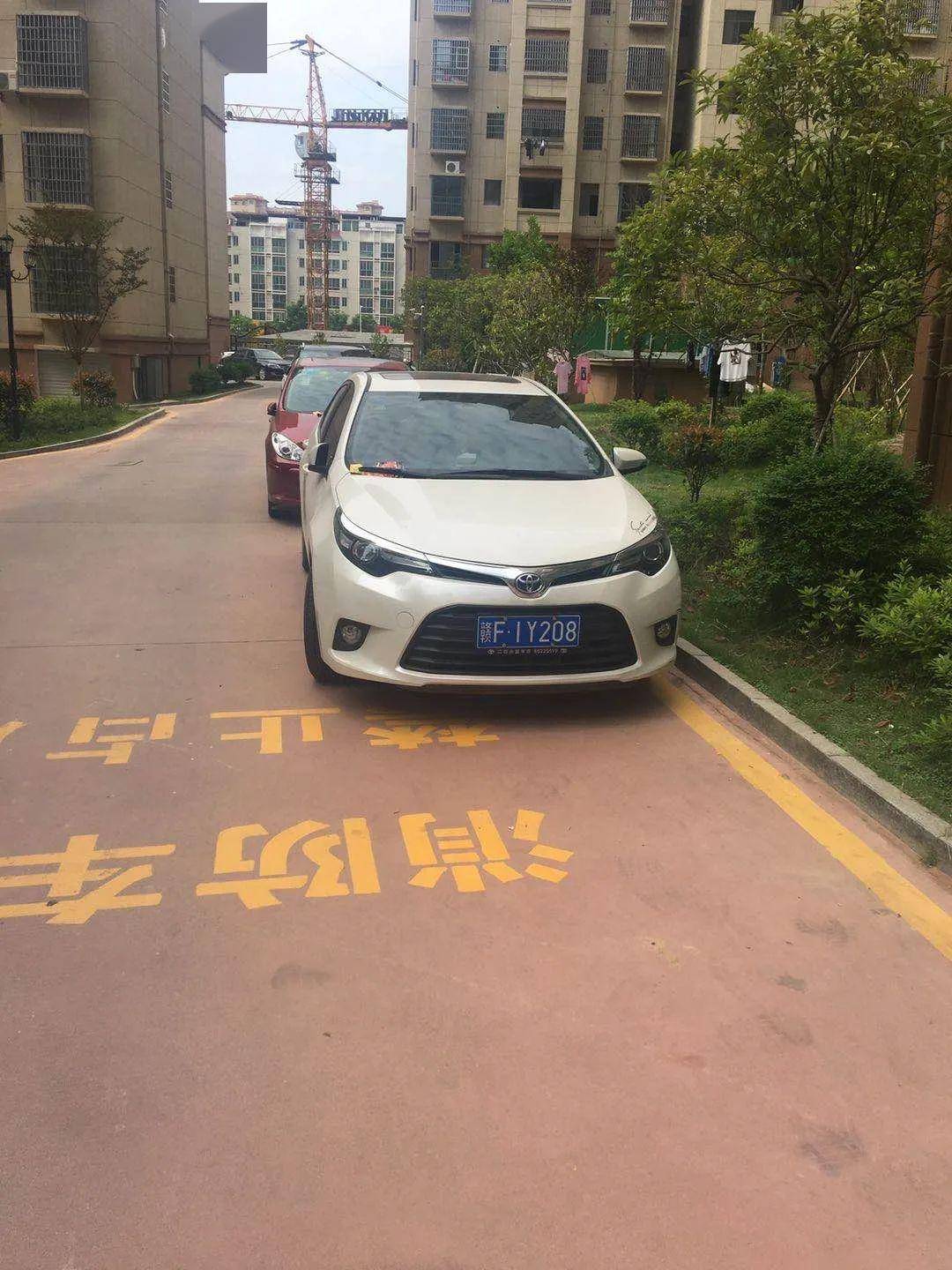 曝光龙庭国际小区占用消防车通道11起