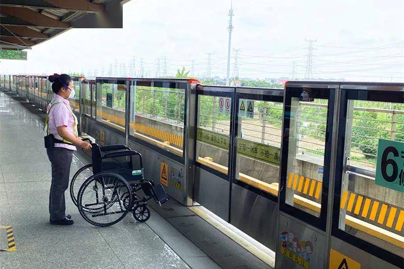 暖!航头东站暖心护送骨折乘客回家