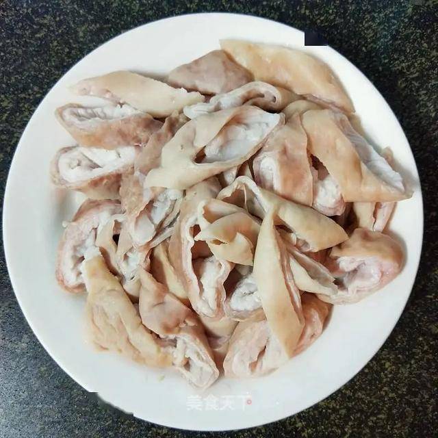大肠头700g黄豆80g蒜头8~10颗辣椒10g老干妈2匙酱油1勺料酒2匙糖1匙