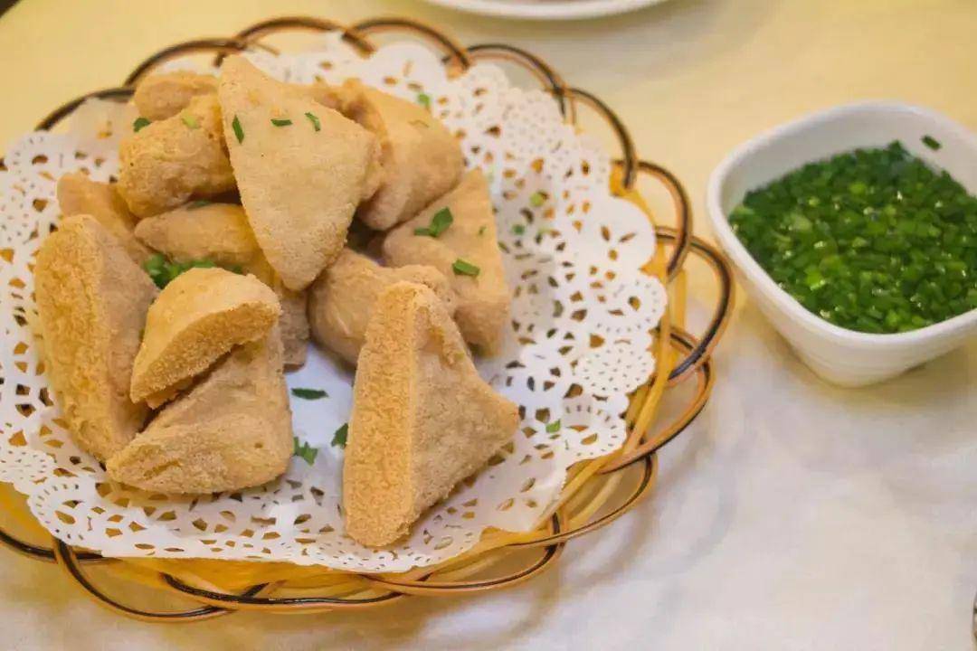 第一是用料普宁豆干的原料中有约占原料20%的薯粉,这可能是产生酥皮和