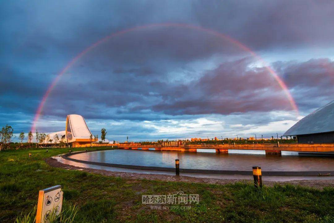昨日傍晚,一场骤雨,哈尔滨大剧院上空架起双层彩虹桥.年度最炫!