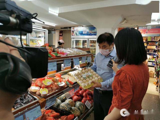 5月中旬,在广州越秀区胜佳超市的门店,总经理麦家应指着一排来自毕节