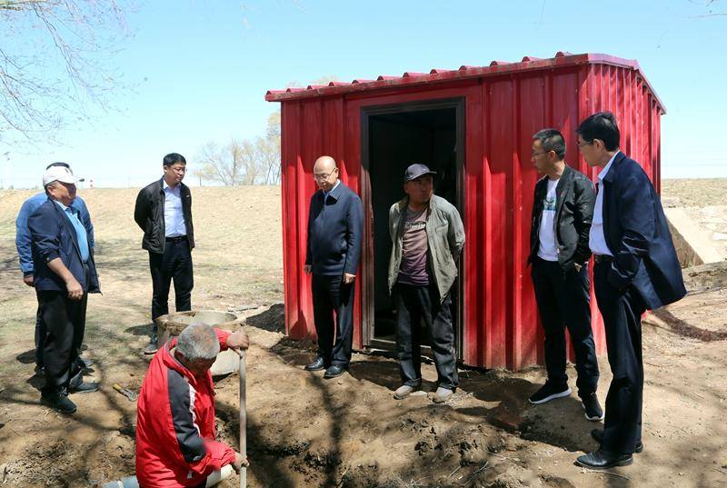 学校党委书记李向东赴四子王旗忽鸡图乡大清河村调研