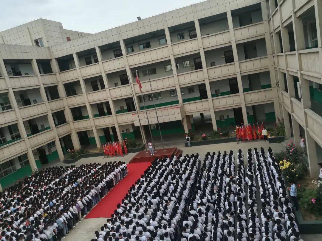 红旗猎猎祭英魂誓言铮铮震乾坤记上蔡中学初中部新学期第一次升旗仪式