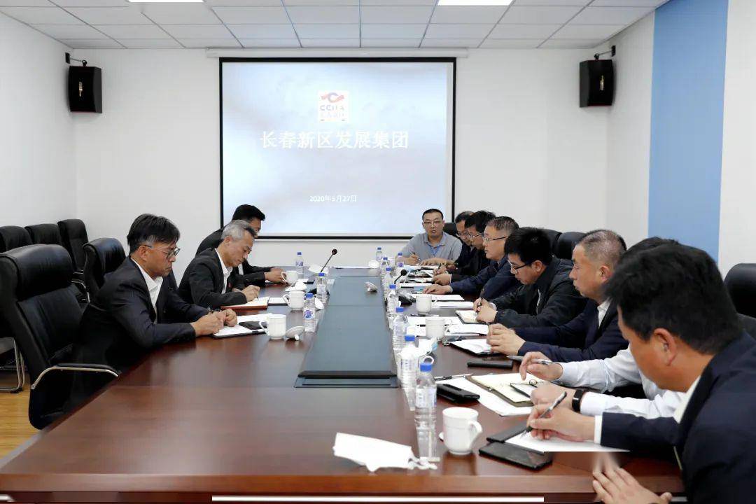 随后,李忠斌一行来到长新发集团,听取董事长金辉汇报长新发集团相关