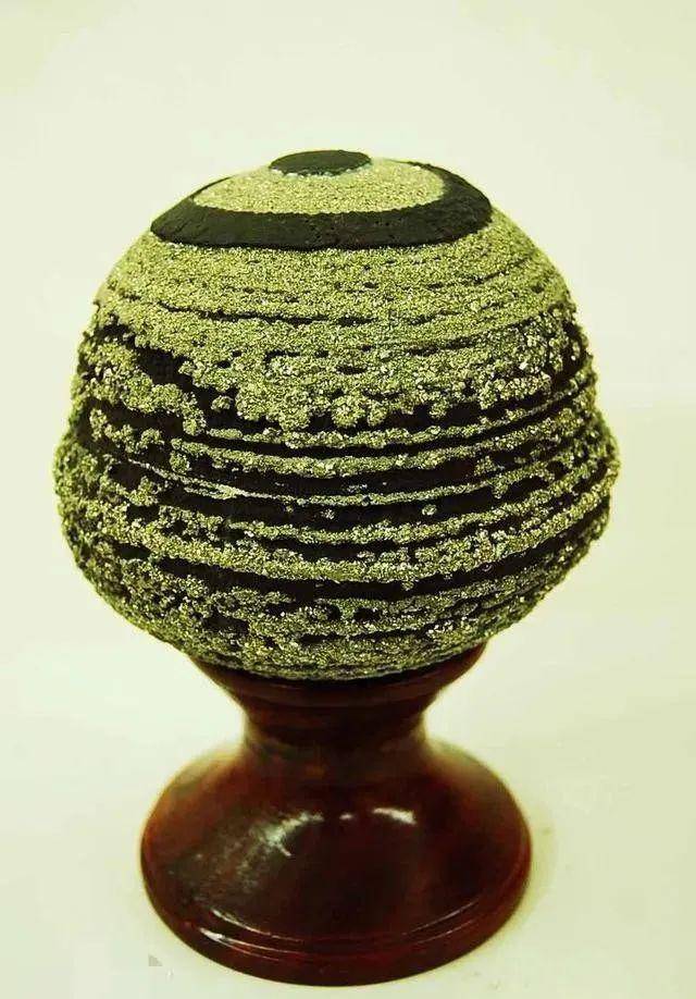 圆乎乎的像地雷,一个个都是"金疙瘩"的铁胆石你见过吗?