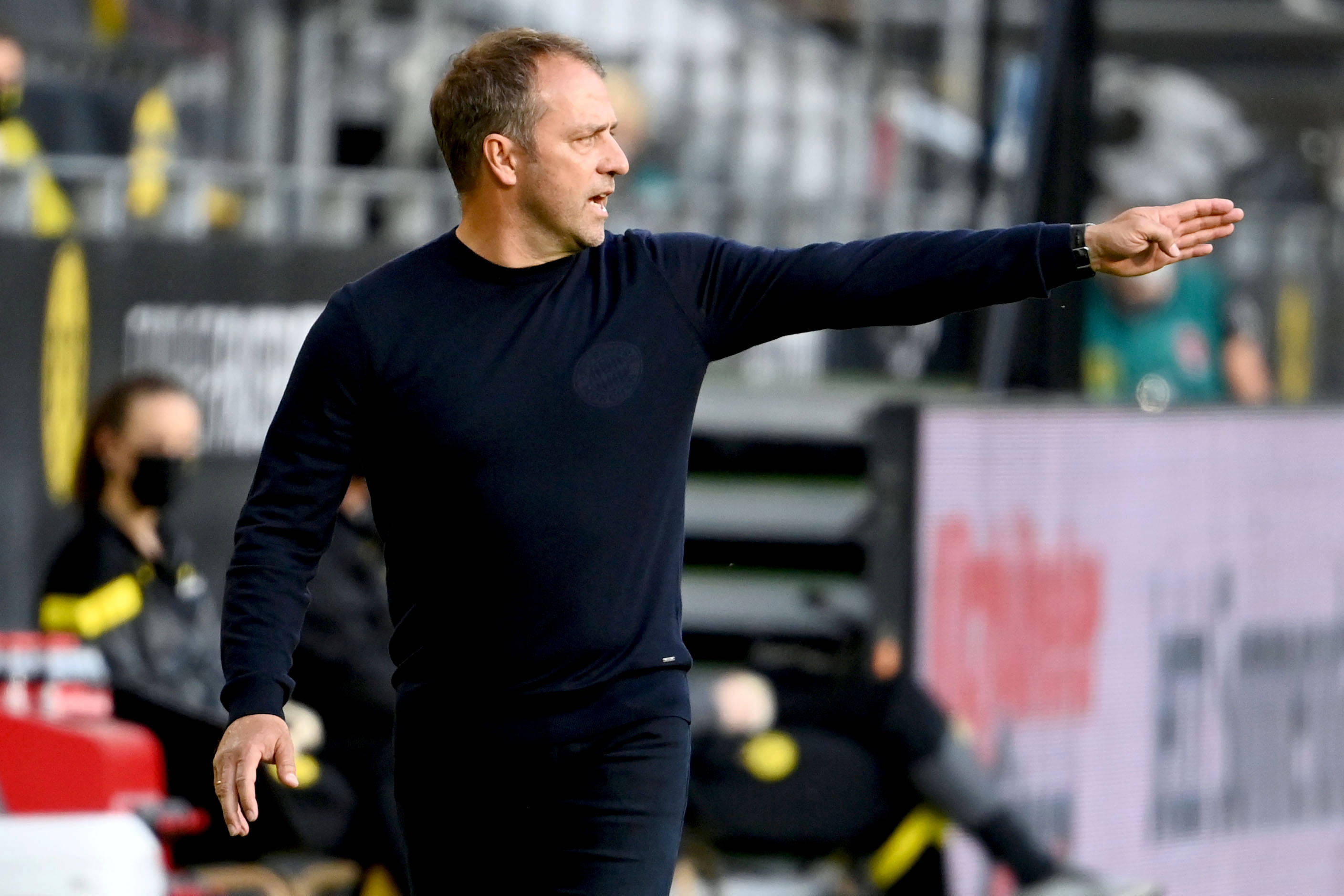 5月26日,拜仁慕尼黑队主教练弗里克在场边指挥.