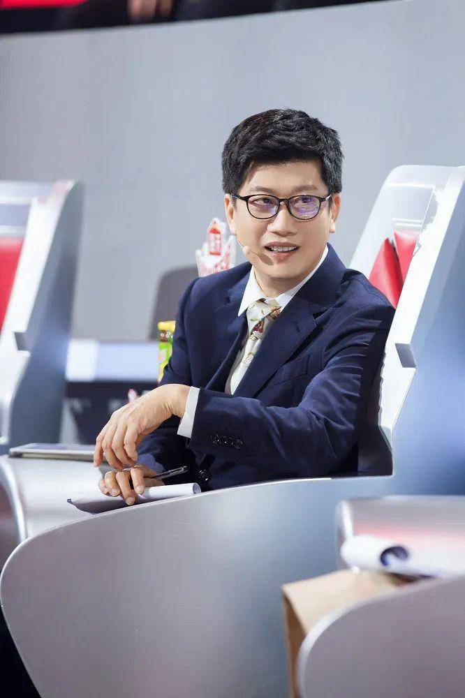 不管是过去的学生还是节目中的学员,薛兆丰在与年轻人的相处中最看重