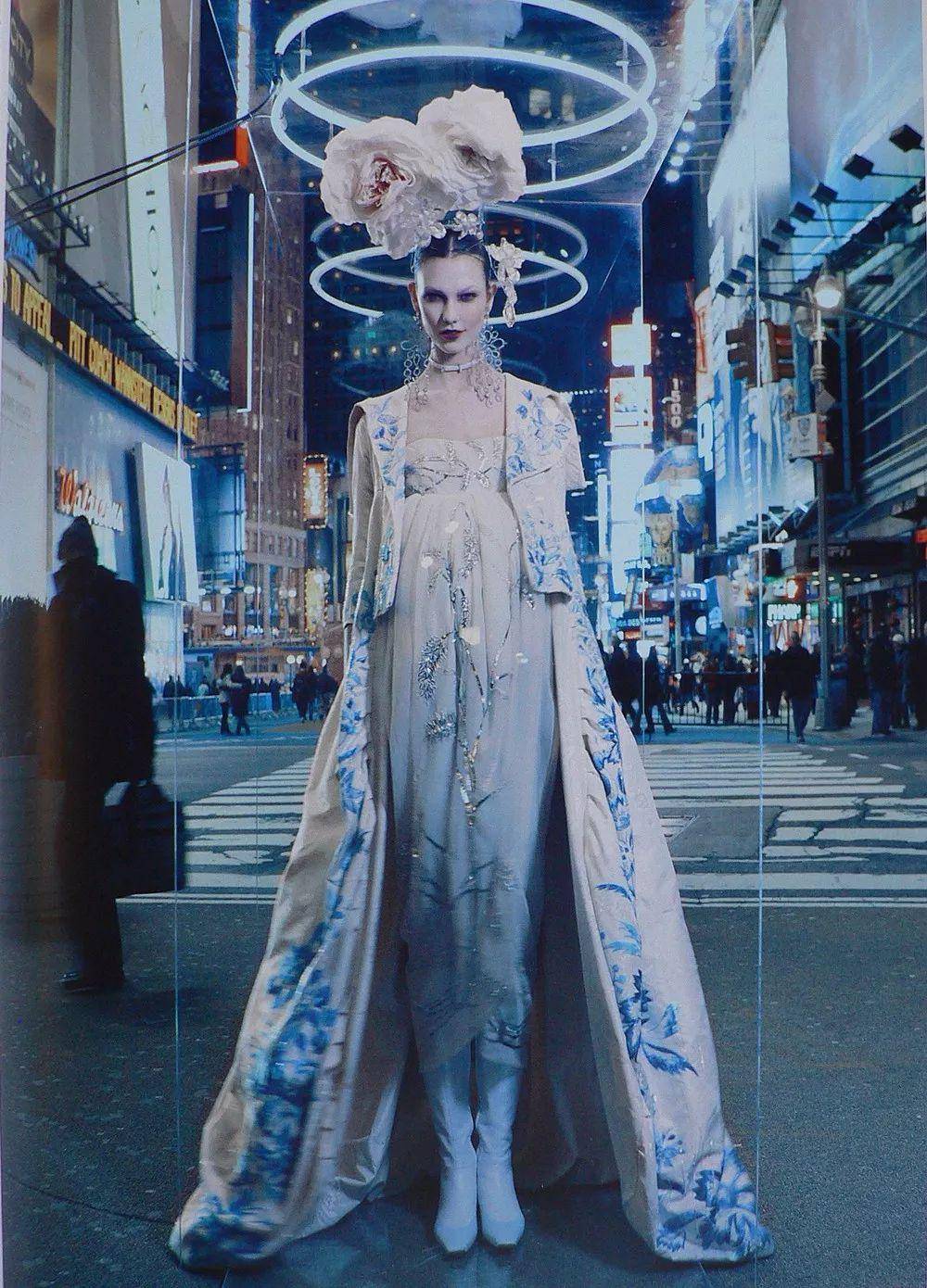 而此时正好海盗爷出现.