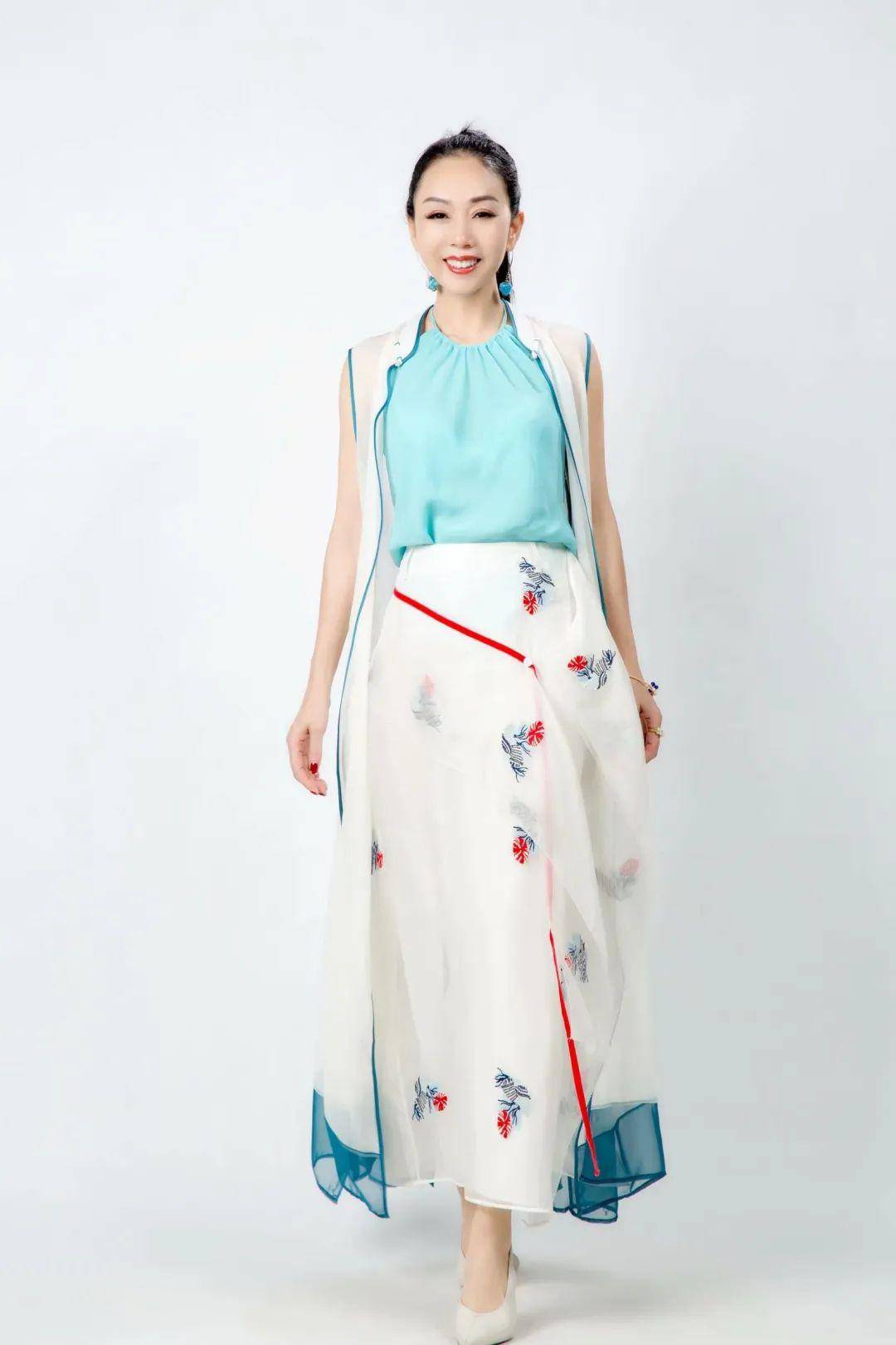 东方艺璇用18岁的心态工作带着初心激情澎湃