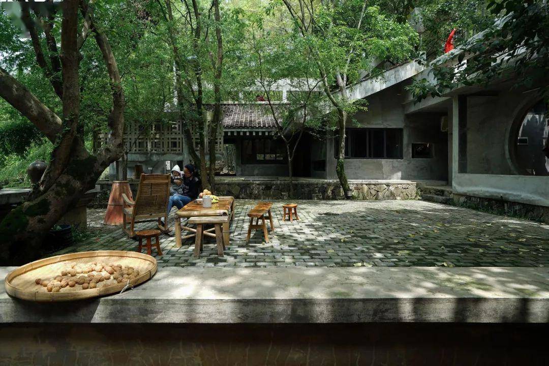与主屋相连的一栋,是厨房和餐厅.
