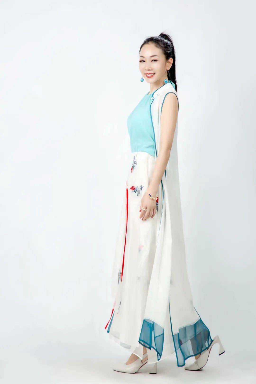 东方艺璇用18岁的心态工作带着初心激情澎湃