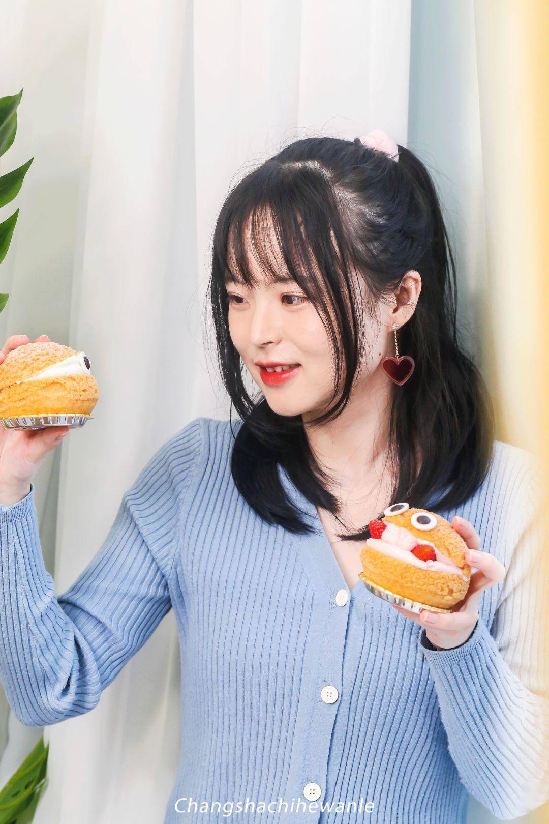 "快吃我吧"~ 藏着草莓奶油和草莓卡仕达 两颗新鲜草莓仿若它的小虎牙