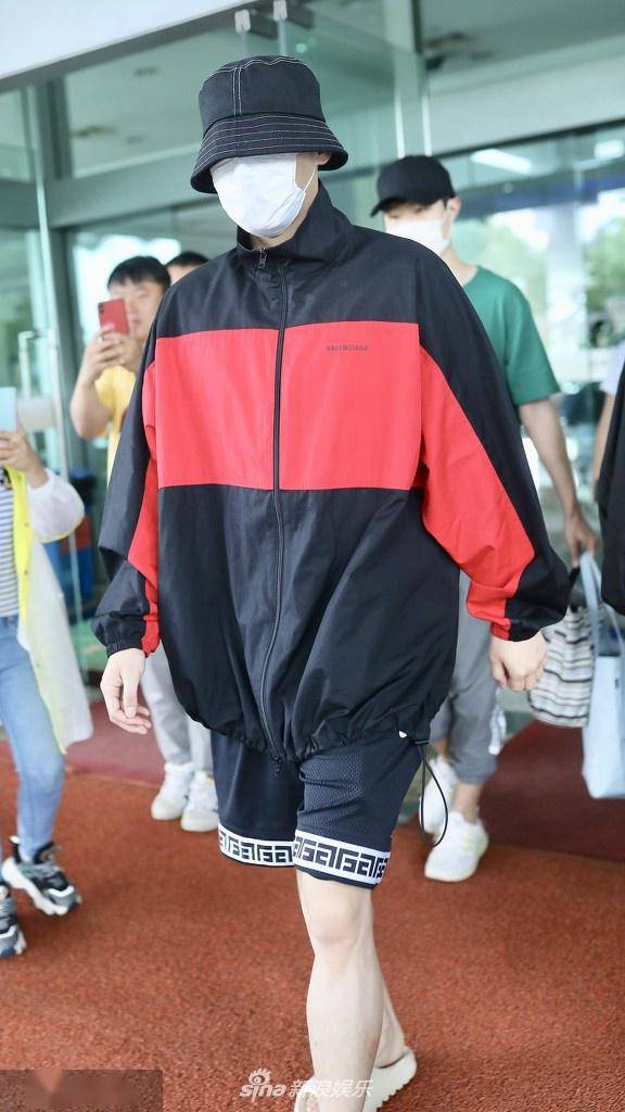 5月28日,浙江横店,李易峰上班照曝光.