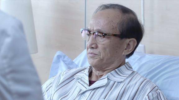 产科医生:何晶探望耿老顺便道歉 没想到耿老承认自己迂腐