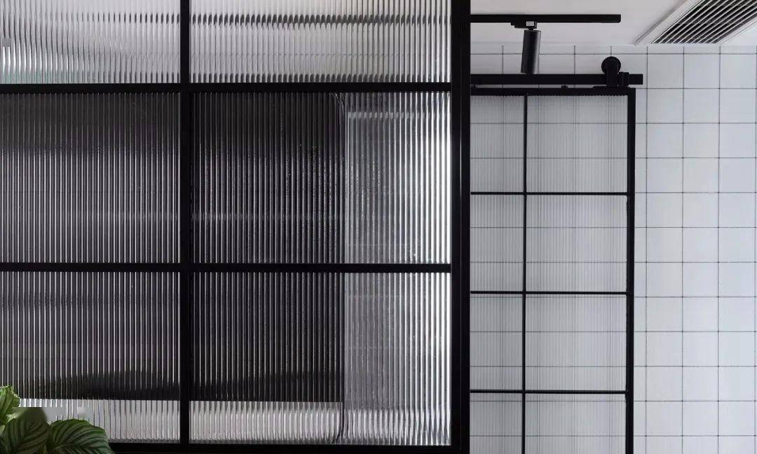 卫生间湿区抛弃传统的类型的门,选择带长虹玻璃的谷仓门,极力扩大走道