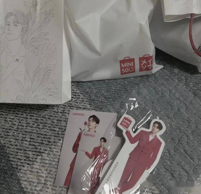 最近王一博,张子枫代言了名创优品,买东西可以送周边,就更加激起了不