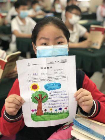 本次的阅读活动由学校语文老师赵瑞琴发起,四年级三个班共同参与.