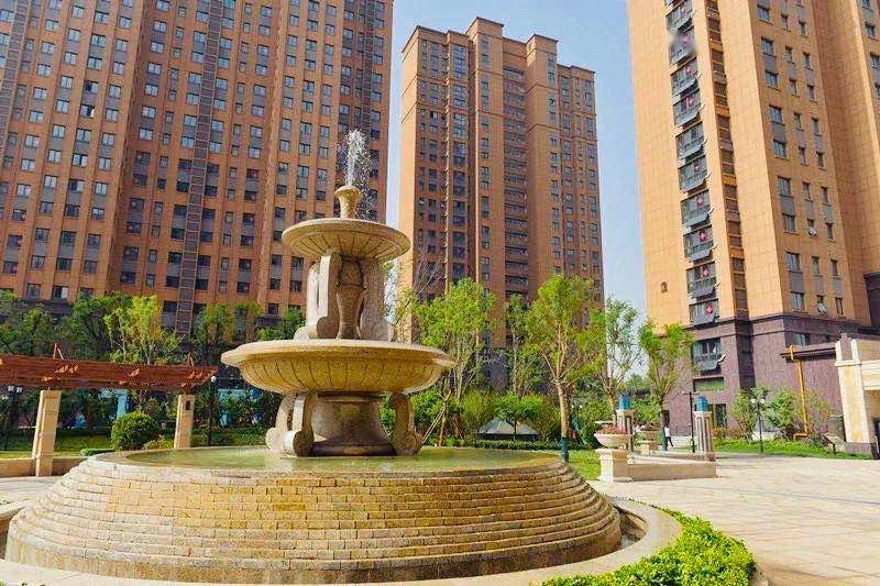 沿着长形走廊,就可以看到麋鹿溪谷景观了,静静伫立在水岸,你会发现