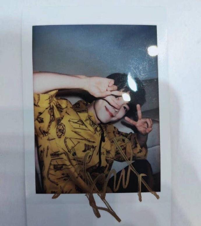 肖战拍立得合集手势达人战高糊也挡不住的优越