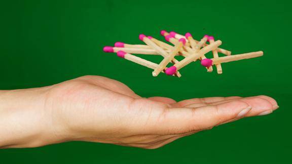 10个简单又好玩的魔术之一火柴悬浮空中教学后一目了然