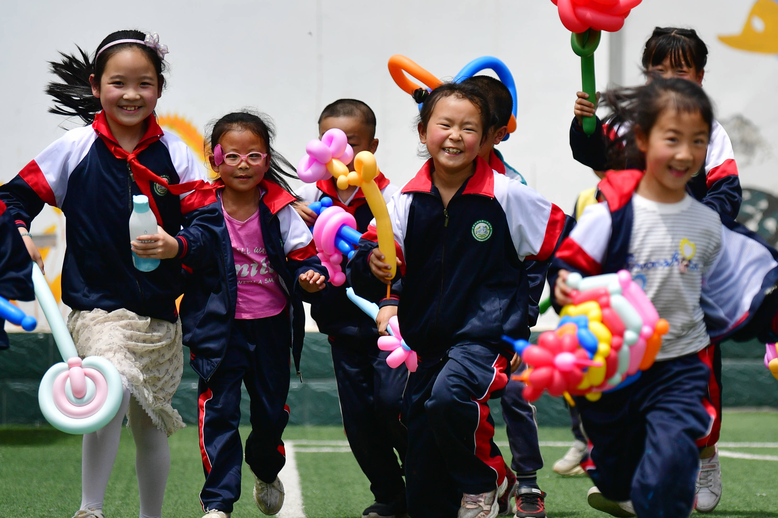 "爱心手拉手"让山里孩子感受快乐"六一"