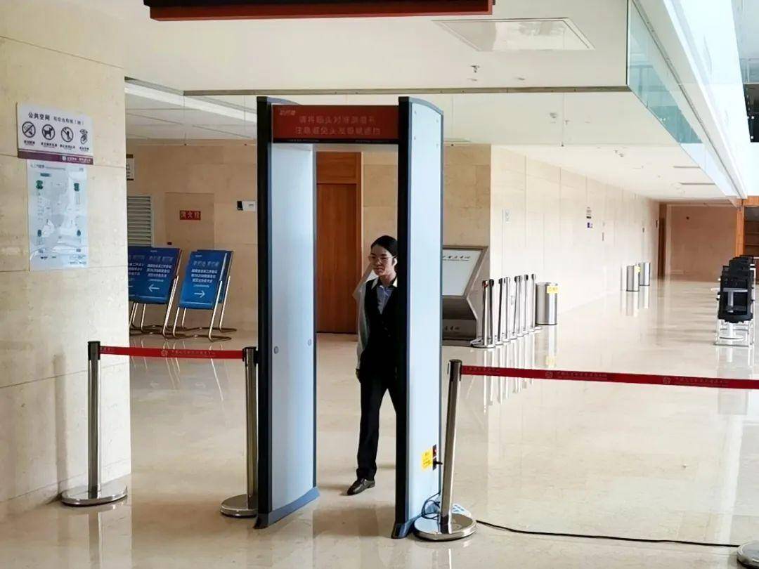 会场入口和酒店安装电子测温门,配体温枪监测体温,放置湖南省居民健康